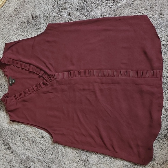 Ann Taylor Burgandy Wine Sleeveless Shell flowy Button Blouse Size M - Picture 2 of 12